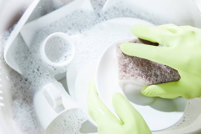 손 습진을 막으려면 설거지할 때 고무장갑을 착용하거나, 손을 씻은 후 보습 제품을 바르는 것 등이 도움이 된다./클립아트코리아