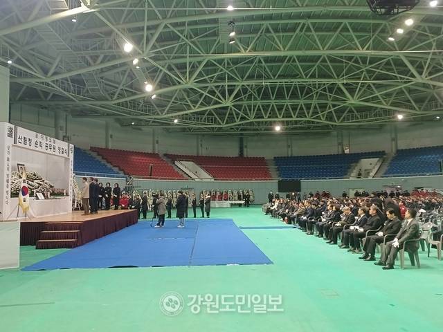 ▲ 설악산에서 낙상환자 구조작업에 나섰다가 순직한 이영도 대원에 대한 영결식이 6일 태백고원체육관에서 산림청 장으로 엄수됐다.