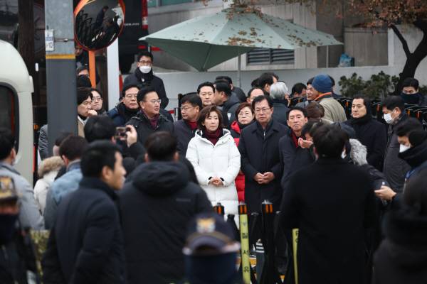 윤석열 대통령의 체포영장 유효기간 만료일인 6일 오전 서울 용산구 한남동 대통령 관저 앞에 국민의힘 나경원, 유상범, 김석기, 김기현 등 의원들이 대기하고 있다.연합뉴스