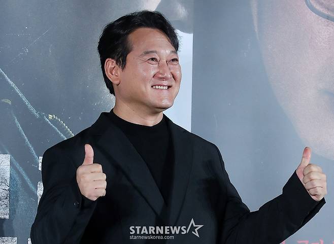 배우 정만식이 6일 오전 서울 광진구 롯데시네마 건대입구에서 진행된 영화 '브로큰' 제작보고회에 참석해 포즈를 취하고 있다. '브로큰'은 시체로 돌아온 동생과 사라진 그의 아내, 사건을 예견한 베스트셀러 소설까지, 모든 것이 얽혀버린 그날 밤의 진실을 밝히기 위해 끝까지 달려가는 민태(하정우 분)의 분노의 추적을 그린 이야기. 오는 2월 5일 개봉. 2025.01.06 /사진=김창현 chmt@