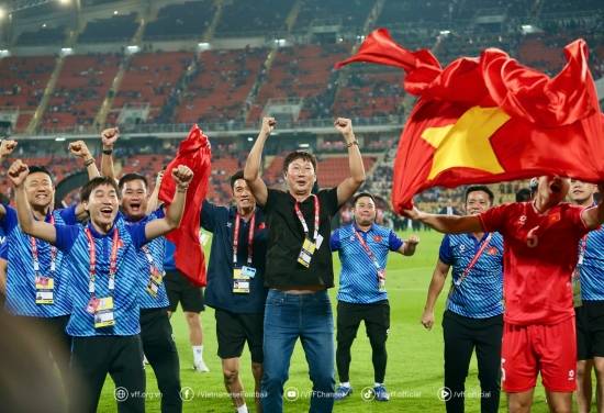 김상식 감독이 이끄는 베트남 축구 대표팀이 지난 5일(한국시간) 태국 방콕에 있는 라자망갈라 스타디움에서 열린 대회 결승 2차전에서 3-2로 승리했다. 앞서 2일 홈인 베트남 비엣찌에 있는 푸토 경기장에서 2-1로 승리한 베트남은 1, 2차전 합계 5-3으로 승리하며 대회 우승을 차지했다. 베트남