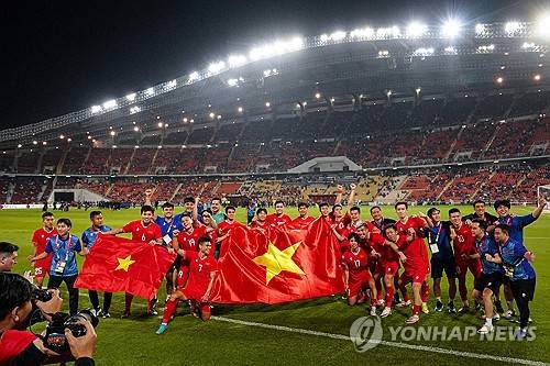 김상식 감독이 이끄는 베트남 축구 대표팀이 지난 5일(한국시간) 태국 방콕에 있는 라자망갈라 스타디움에서 열린 대회 결승 2차전에서 3-2로 승리했다. 앞서 2일 홈인 베트남 비엣찌에 있는 푸토 경기장에서 2-1로 승리한 베트남은 1, 2차전 합계 5-3으로 승리하며 대회 우승을 차지했다. 연합뉴스
