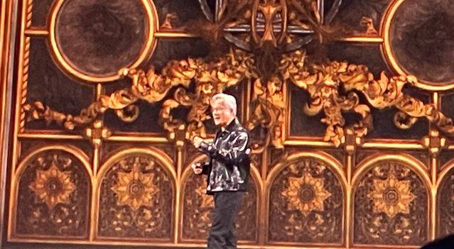 젠슨황 엔비디아 CEO가 6일(현지시각) 미국 라스베이거스 만달레이 호텔에서 CES2025 기조연설을 진행하고 있다. /사진=강민경 기자 klk707@