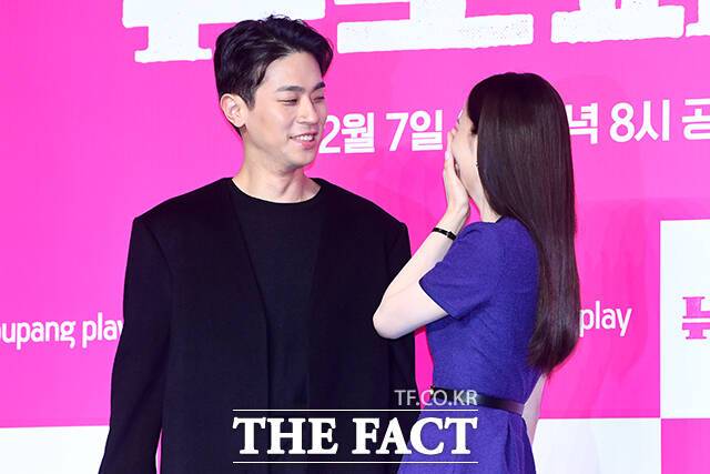 '뉴토피아'는 군인 재윤(박정민 분)과 '곰신'(고무신, 군대 간 애인을 기다리는 사람) 영주(지수 분)가 좀비에 습격당한 서울 도심을 가로질러 서로에게 달려가는 이야기를 그린다. /서예원 기자