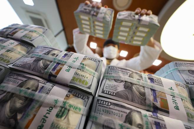 서울 중구 하나은행 위변조 대응센터에서 관계자가 달러를 체크하는 모습. /연합뉴스