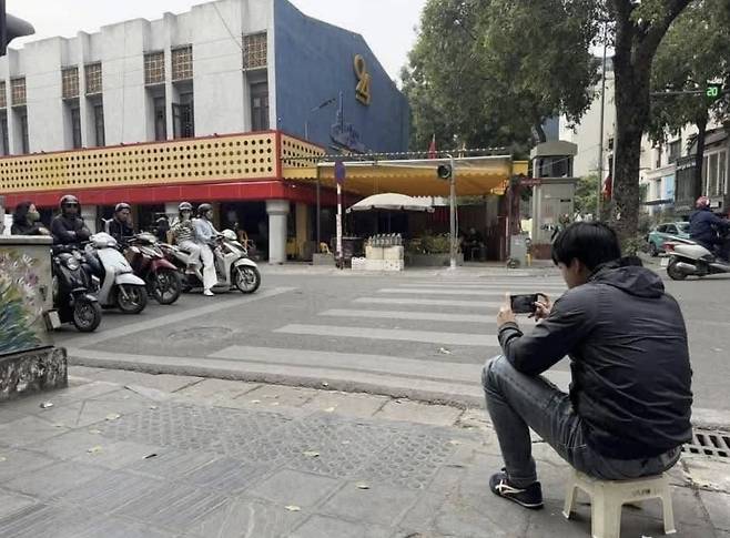 대놓고 교통법규 위반 차량을 찍고 있는 카파라치/사진=tuoi tre 보도 캡처
