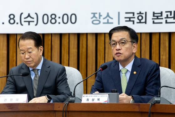 최상목 대통령 권한대행 경제부총리 겸 기획재정부 장관이 8일 서울 여의도 국회에서 열린 비상 경제 안정을 위한 고위당정협의회에서 발언하고 있다. 〈사진=연합뉴스〉