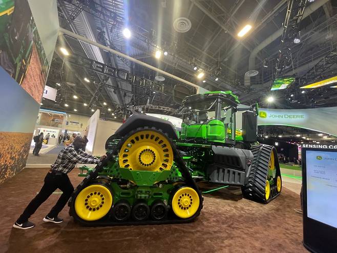 AI 자율주행 농기계 존 디어/사진=한지연기자