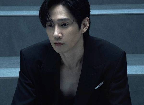 배우 박성훈이 SNS에 일본 AV 표지를 올린 것에 대해 사과했다. 사진은 배우 박성훈이 8일 오후 서울 종로구의 한 카페에서 진행된 넷플릭스 시리즈 '오징어 게임2' 관련 인터뷰를 위해 포즈를 취하는 모습. /사진=머니투데이