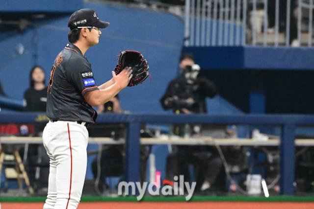 2024년 4월 6일 오후 서울 고척스카이돔에서 진행된 '2024 신한 SOL 뱅크 KBO 리그' 한화-키움의 경기. 한화 김서현이 6회말 무사 1루에서 임지열을 병살로 잡은 뒤 수비수에게 박수를 보내고 있다./마이데일리