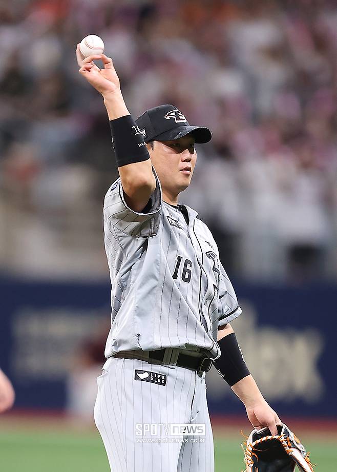 ▲ 하주석은 B등급을 받아 그야말로 낙동강 오리알 신세가 됐고 좀처럼 계약은 합의점을 찾지 못했다. 끝내 사인 앤드 트레이드도 이뤄지지 않은 하주석은 올해 그라운드에 뛰기 위해서는 한화가 제시하는 조건대로 사인할 수밖에 없었다. ⓒ곽혜미 기자