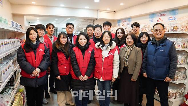 동자동 쪽방촌 이웃돌봄 프로젝트를 진행하는 모습.(사진=SK증권)