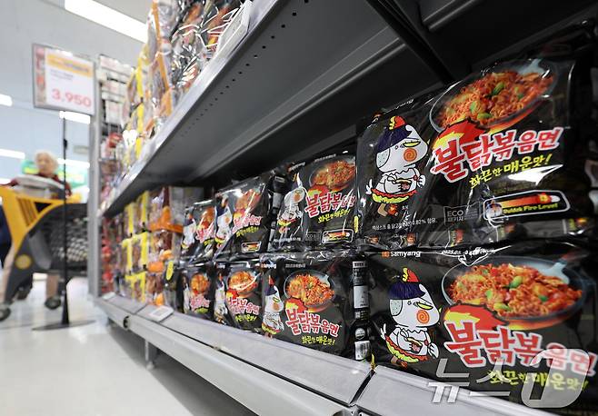 서울시내 대형마트에 진열된 '불닭볶음면'. 2024.11.15/뉴스1 ⓒ News1 황기선 기자