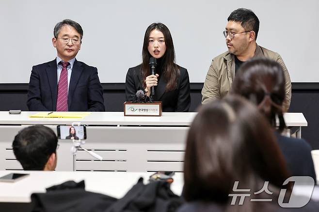 JMS(기독교복음선교회) 피해자 메이플 이 9일 오후 서울 강남구 한국컨퍼런스센터에서 JMS 교주 정명석에 대한 대법원 선고(징역 17년)가 확정된 뒤 기자회견을 열고 취재진의 질문에 답하고 있다. 왼쪽부터 '반 JMS 활동가' 김도형 단국대학교 교수, 메이플, 다큐멘터리 '나는 신이다'를 제작한 조성현 PD. 정명석은 2018년 충남 금산 진산면 월명동 수련원 등에서 홍콩 국적 여성 신도 메이플을 추행하거나 성폭행하고 호주 국적 여성 신도 에이미와 한국인 여성 신도를 성추행한 혐의를 받는다. 2025.1.9/뉴스1 ⓒ News1 민경석 기자