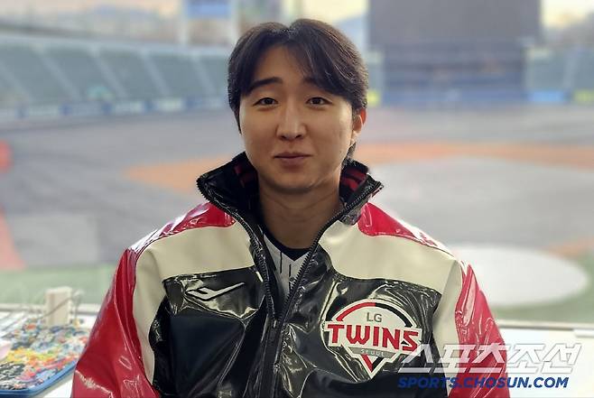 LG 최채흥이 취재진과 인터뷰를 하고 있다. 잠실=권인하 기자