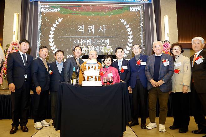 케이크 커팅식을 위해 모인 시니어테니스연맹 임원과 관계자