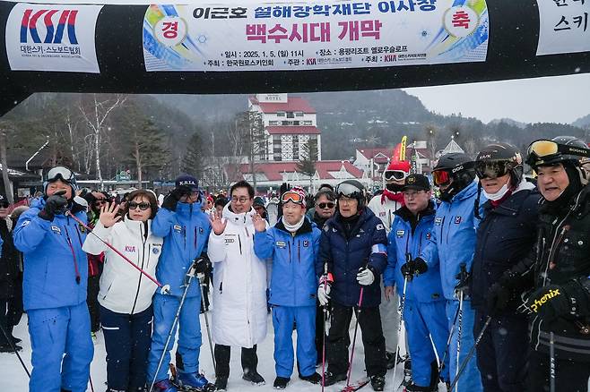이근호 이사장(왼쪽에서 여섯번째)이 활강 후 원로스키인들과 모나용평관계자들의 환영을 받고 있다./모나용평