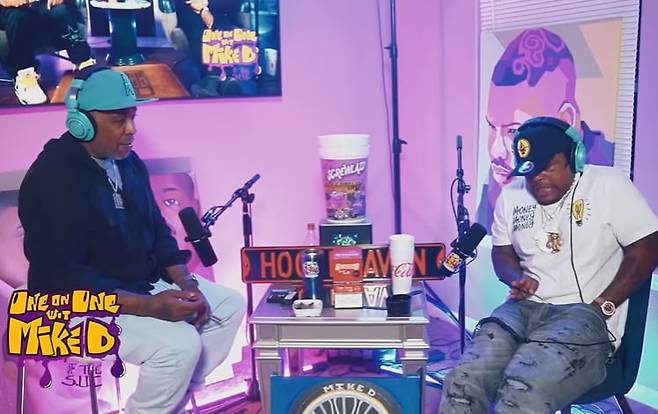 유튜브 방송 도중 총이 발사되는 소리에 놀란 래퍼. /유튜브 영상