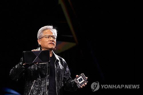 세계 최대 가전·정보기술(IT) 전시회 CES 2025 개막을 하루 앞둔 6일 오후(현지시간) 미국 네바다주 라스베이거스 만달레이베이 컨벤션센터 내 미셀로브 울트라 아레나(Michelob Ultra Arena)에서 젠슨 황 엔비디아 최고경영자(CEO)가 기조연설하고 있다.라스베이거스=연합뉴스