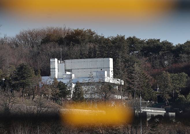 서울 한남동 윤석열 대통령 관저 모습. ‘내란죄 피의자’ 윤석열 대통령은 법원이 발부한 체포영장에 따른 체포를 거부하며 관저에서 불법적으로 버티고 있다. 이종근 선임기자