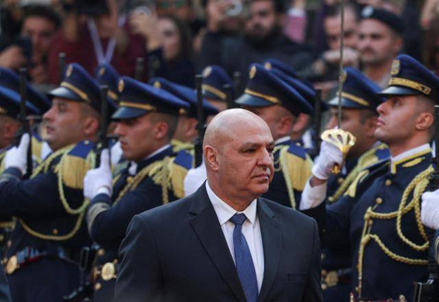 레바논의 신임 대통령으로 선출된 조제프 아운(가운데) 육군 참모총장이 9일 서약식 참석을 위해 군 의장대를 사열하며 베이루트 의사당 쪽으로 걸어가고 있다. 베이루트=로이터 연합뉴스