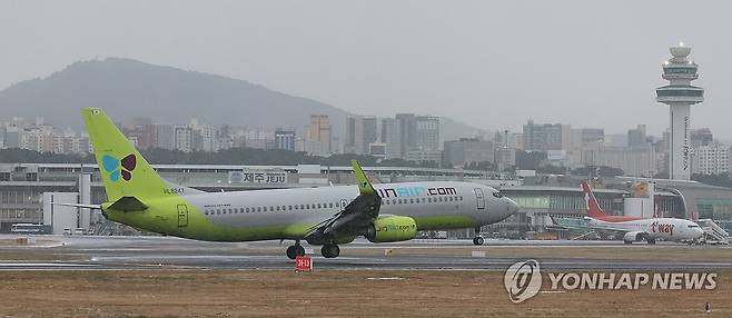 제주공항 항공기 운항 재개 (제주=연합뉴스) 박지호 기자 = 제주 공항의 항공기 운항이 재개된 10일 오전 활주로에 항공기가 착륙하고 있다. 2025.1.10 jihopark@yna.co.kr