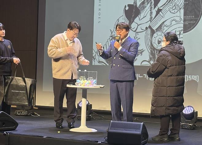 - 직접 유저들의 선물을 추첨하는 한 디렉터