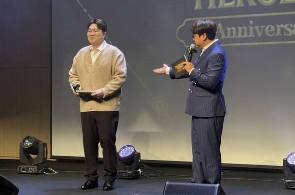 - 무대 위로 올라온 '알라논' 한용섭 디렉터