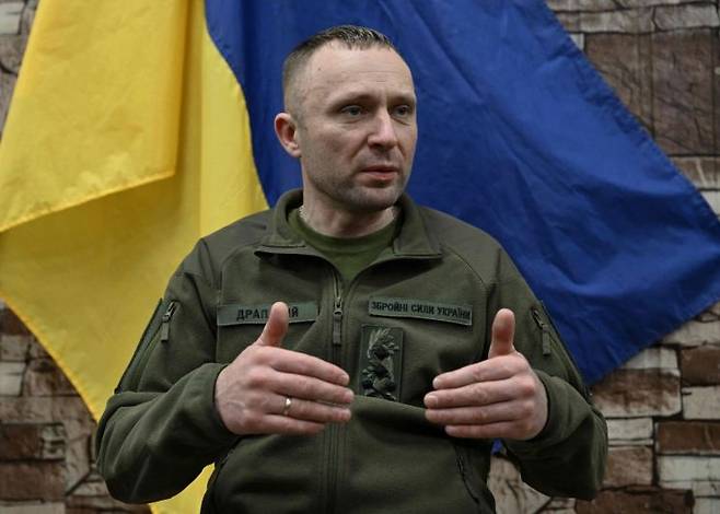 6일(현지시간) 미하일로 드라파티 우크라이나 지상군 사령관이 전선지역에서 기자회견을 갖고 있다. 드라파티 사령관은 해당 기자회견에서 프랑스에서 훈련받던 병사들의 탈영을 확인했다고 밝혔다. AFP·연합뉴스