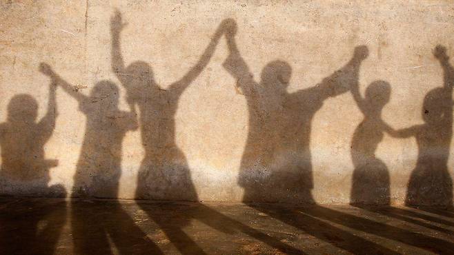 외로움을 이겨내는 것은 단순히 더 많은 관계를 형성하는 것뿐만 아니라, 의미 있는 관계를 유지하는 것이다