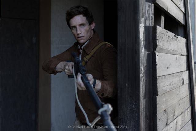 엘리트 군인 출신 자칼은 거액을 주면 누구든지 암살한다. 그에게 중요한 건 가족과 돈이다. 웨이브 제공