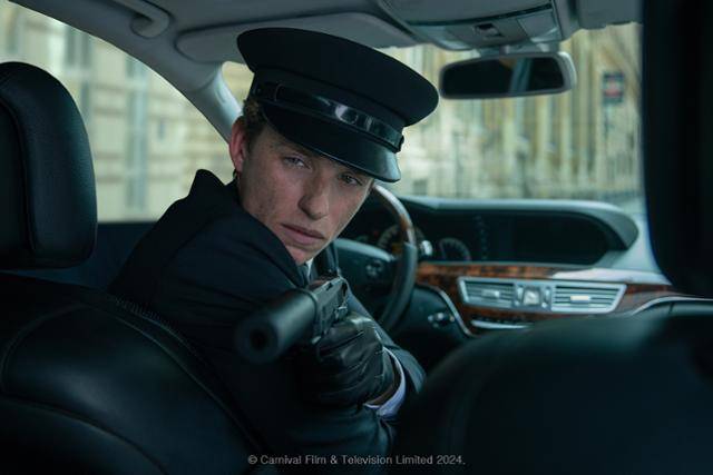 어떤 임무라도 완수하는 자칼은 세계적인 정보기술 거물을 암살하려 한다. 웨이브 제공