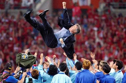 2002년 월드컵 당시 거스 히딩크 감독과 대한민국 축구 국가대표팀.