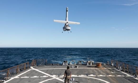 함선의 좁은 비행 갑판에서도 이착함이 가능한 V-BAT. 출처 쉴드 AI
