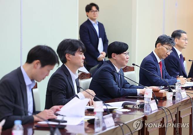 제1차 가상자산위원회 (서울=연합뉴스) 김도훈 기자 = 6일 오후 정부서울청사에서 열린 제1차 가상자산위원회에서 위원장인 금융위원회 김소영 부위원장이 발언하고 있다.
민·관 자문기구인 가상자산위원회는 현물 상장지수펀드(ETF) 승인, 법인 실명계좌 발급, 거래소 독과점 등 가상자산 시장 현안들을 다룰 예정이다. 2024.11.6 superdoo82@yna.co.kr