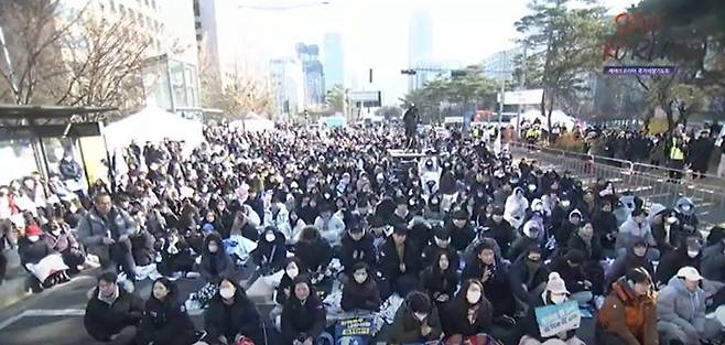 개신교계 단체인 세이브코리아 주최로 부산세계로 교회, 수원명성교회, 제자광성교회 등이 참여한 국가 비상기도회가 열린 11일 서울 여의도 국회의사당 앞 대로 모습. 사진=세이브코리아 유튜브 캡쳐