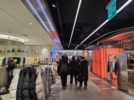 지난 10일 신세계백화점 강남점 아웃도어 매장에서 고객들이 겨울 의류를 둘러보고 있다. 사진=이정화 기자