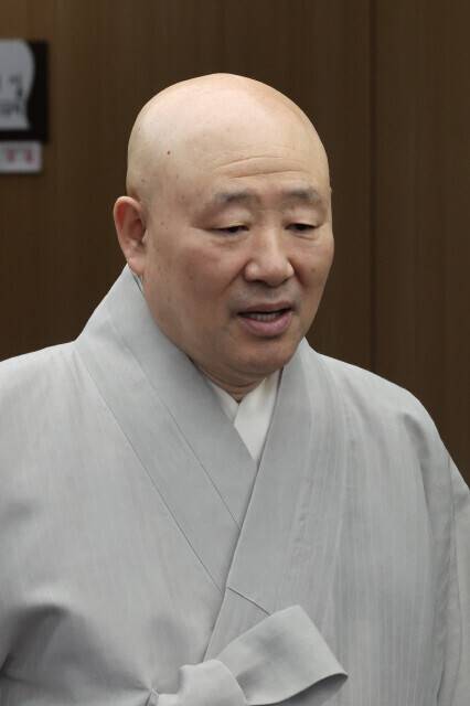 ‘윤석열 방어권 보장’ 안건 발의에 참여한 김종민 인권위원(원명 스님). 김영원 기자