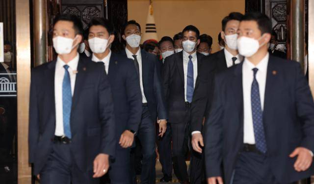 2022년 10월 25일 윤석열 대통령이 국회 본회의장에서 2023년도 정부 예산안에 대한 시정연설을 마친 뒤 퇴장하려 하자 경호원들이 앞서 걸어가고 있다. 대통령실사진기자단