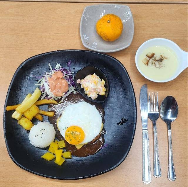 지난 7일 500원 식당에서 제공한 함박스테이크. 블라썸여좌사회적협동조합 제공