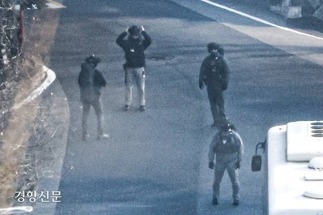 윤석열 대통령에 대한 공수처의 2차 체포영장 집행이 임박한 12일 서울 용산구 한남동 대통령 관저에서 헬멧과 전술복을 착용한 경호처 관계자들이 경내를 살펴보고 있다. 성동훈 기자