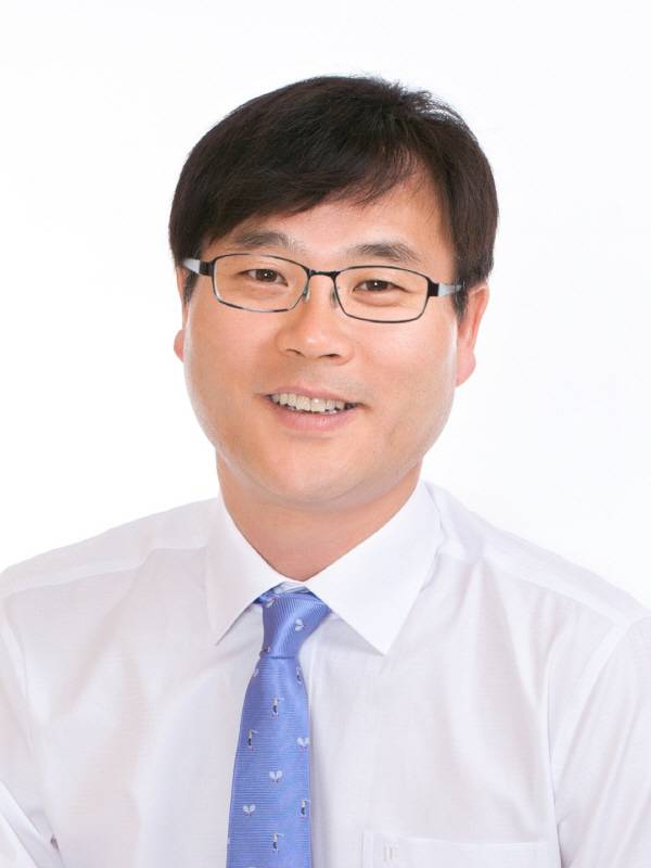 4월 2일 치러지는 경남 거제시장 재선거에 더불어민주당 후보로 변광용(59) 전 거제시장이 선출됐다.