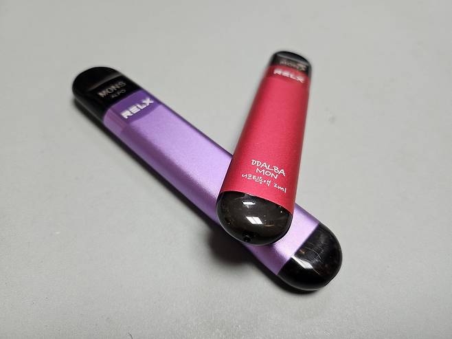 시중에서 판매되는 일회용 전자담배. 김광우 기자.
