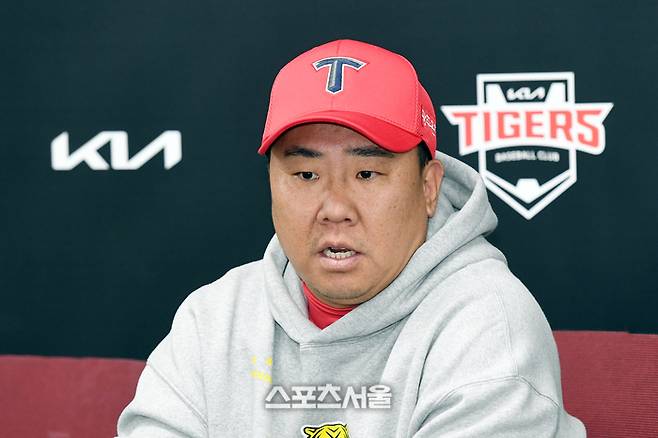 KIA 이범호 감독이 28일 광주-기아 챔피언스필드에서 열린 2024 KBO리그 삼성과의 한국시리즈 5차전에 앞서 취재진과 인터뷰를 하고 있다. 광주 | 박진업 기자 upandup@sportsseoul.com