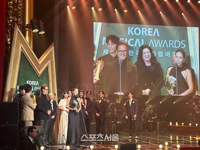 뮤지컬 ‘컴 프롬 어웨이’ 앙상블이 13일 서울 광진구 유니버설아트센터에서 열린 제9회 한국뮤지컬어워즈 ‘앙상블’ 부문을 수상했다. 사진 | 표권향 기자