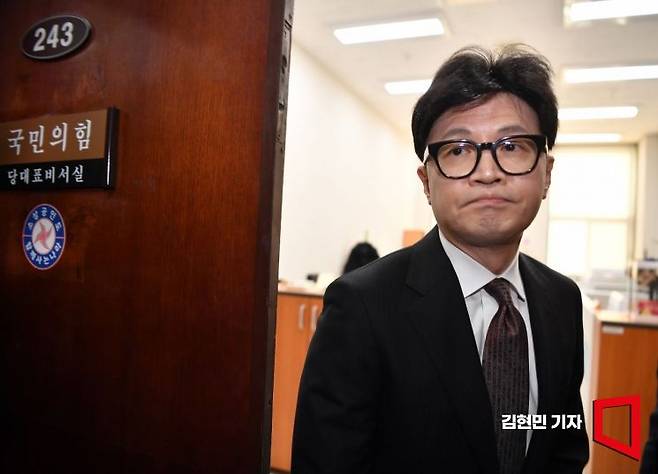 한동훈 국민의힘 대표가 지난달 16일 국회에서 당대표직 사퇴 의사를 밝힌 뒤 떠나고 있다. 김현민 기자