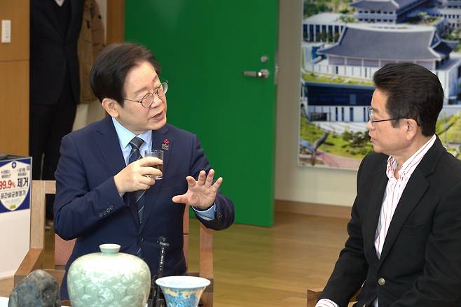 이재명 더불어민주당 대표와 이철우 경북도지사가 지난해 12월 1일 경북도청에서 면담하며 지역화폐 예산을 놓고 가벼운 언쟁을 벌였다. /뉴스1