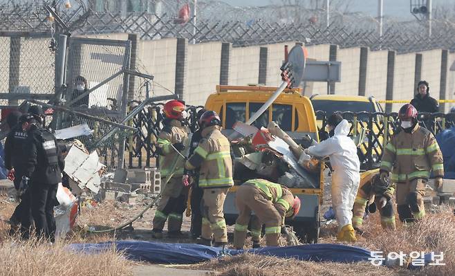 제주항공 기체 잔해 이동 제주항공 여객기 참사 9일째인 6일 전남 무안공항에서 소방과 사고 관계자들이 공항 밖에 놓인 항공기 잔해를 공항안으로 옮기고 있다. 무안=박영철 기자 skyblue@donga.com