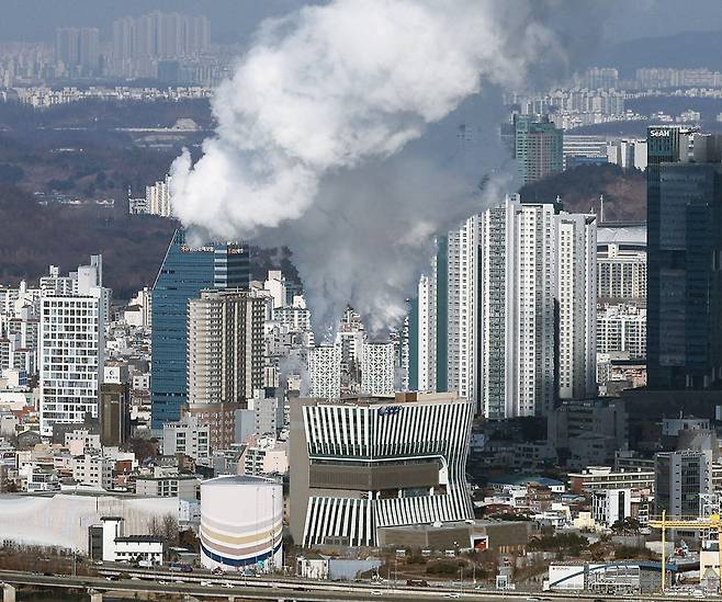 서울 마포구 한국중부발전 서울복합화력발전소(당인리발전소) 굴뚝에서 흰 수증기가 뿜어져 나오고 있다. /연합뉴스