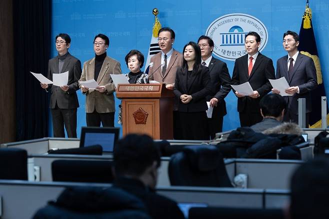 유상범 국회 법제사법위원회(법사위) 국민의힘 간사를 비롯한 여당 위원들이 13일 오후 서울 여의도 국회 소통관에서 법사위 내란특검법 졸속통과 규탄 기자회견을 하고 있다. /사진=뉴스1화상